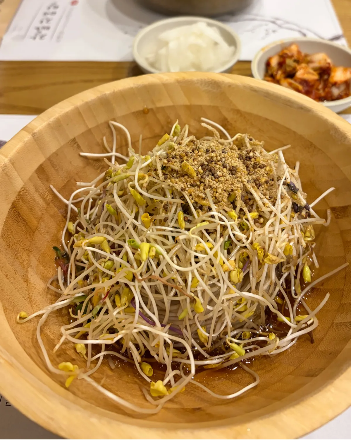 チャルパジンメミル 西村本店 — 新芽を山盛りにした混ぜ麺