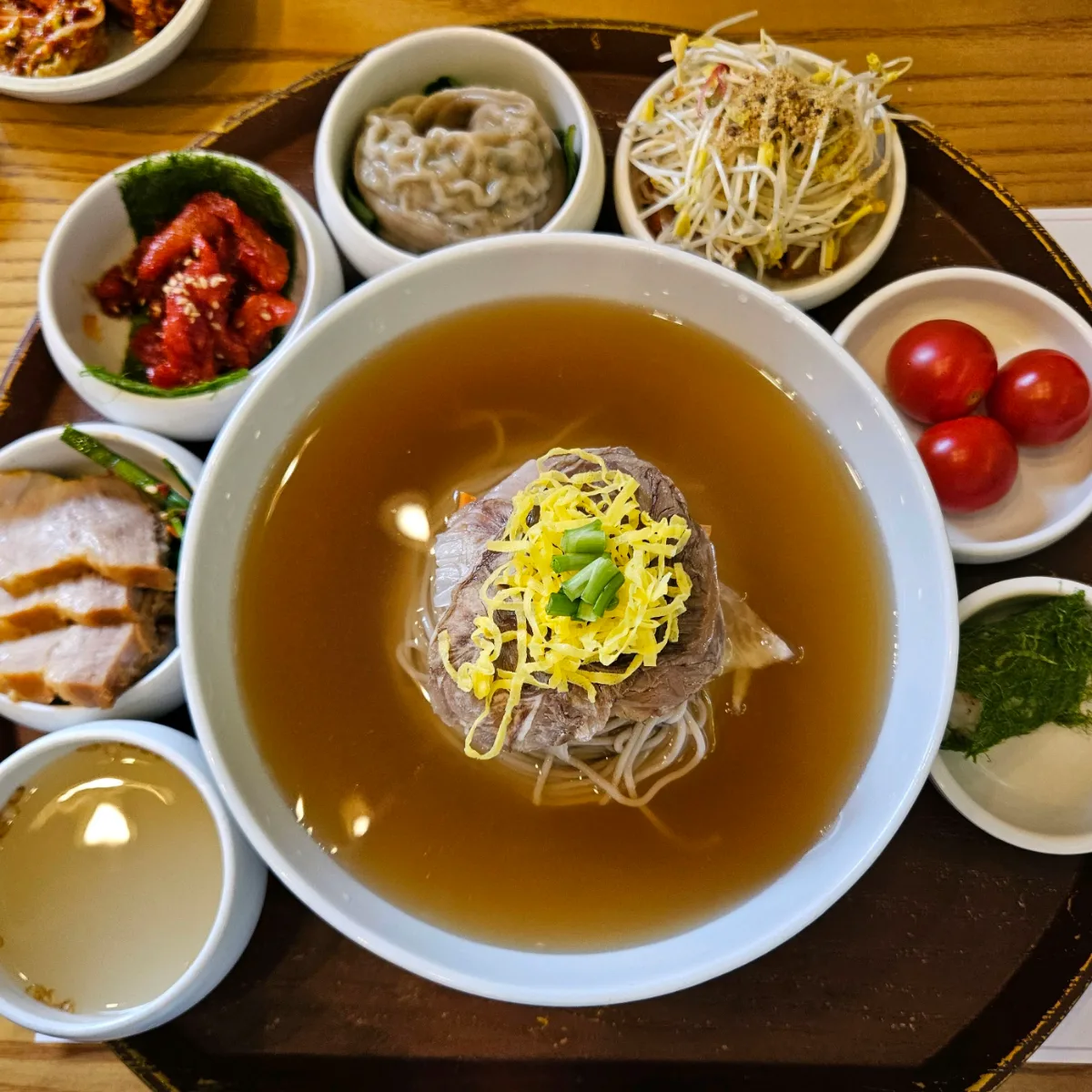 肉をのせた汁そばと小鉢