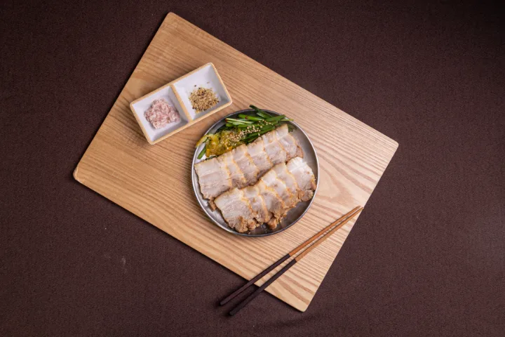 薄切り豚肉と薬味の盛り付け