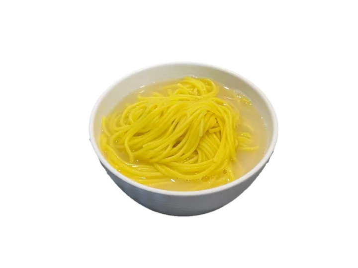黄色い麺を盛った小さな器