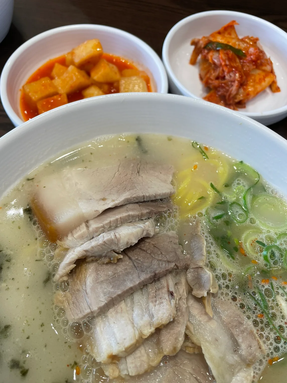 姉妹ククス 本店 — 厚切りの豚肉をのせたコギグクス
