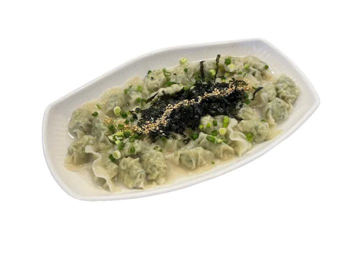 姉妹ククス 本店 — ねぎと海苔を添えた水餃子