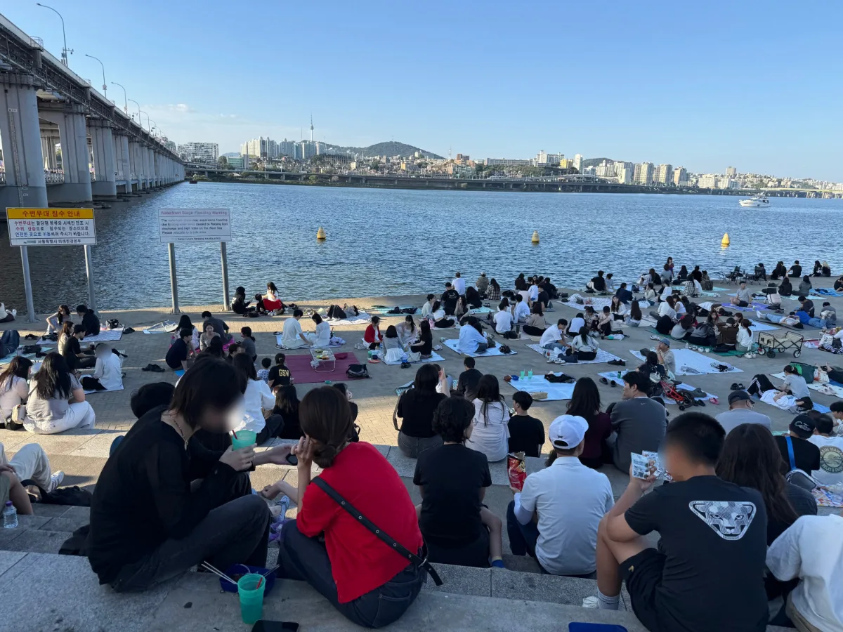 潜水橋 — 橋のそばで漢江を眺める人々