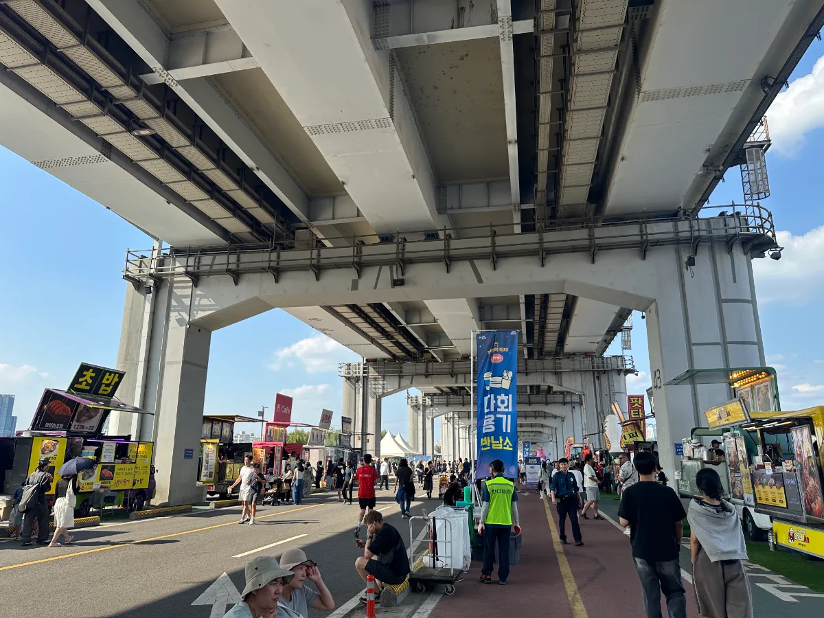 盤浦大橋の下を歩く人々