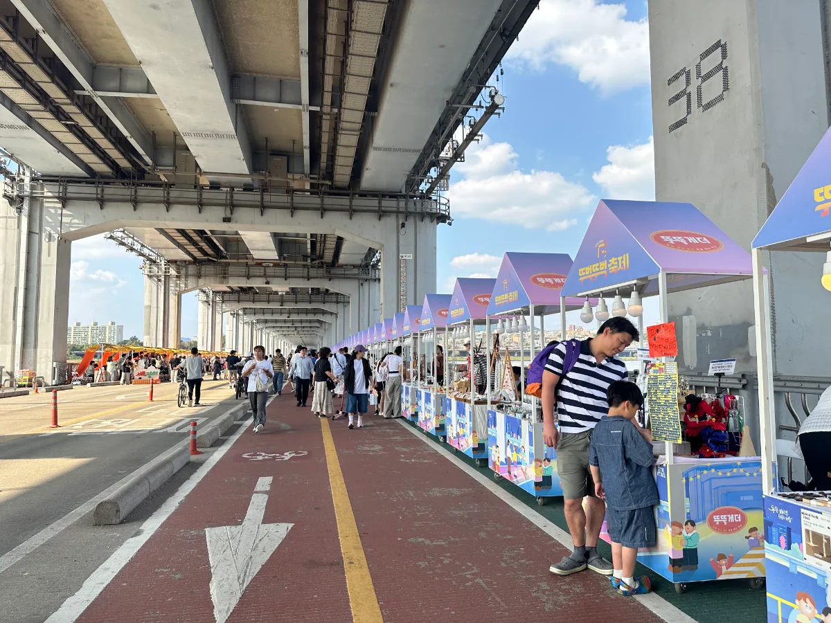 潜水橋 — 橋の自転車用車線と屋台