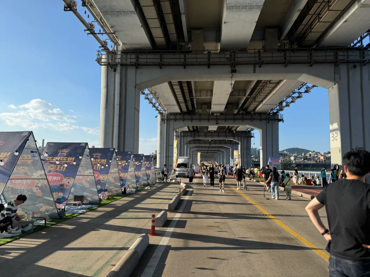 潜水橋 — 盤浦大橋の下を延びる潜水橋
