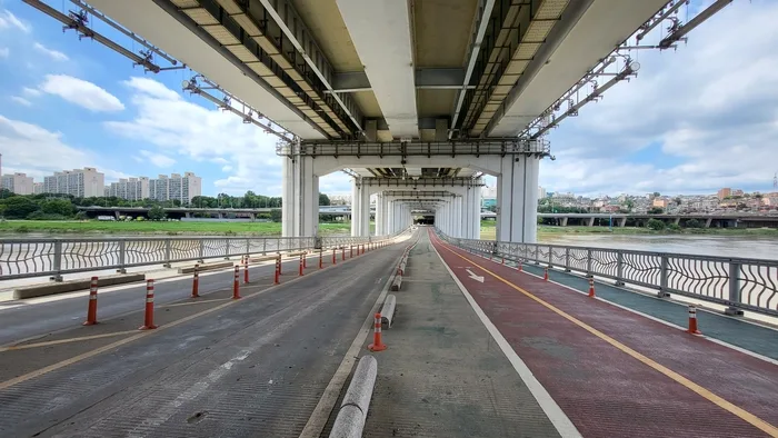 盤浦大橋下の歩道と自転車道