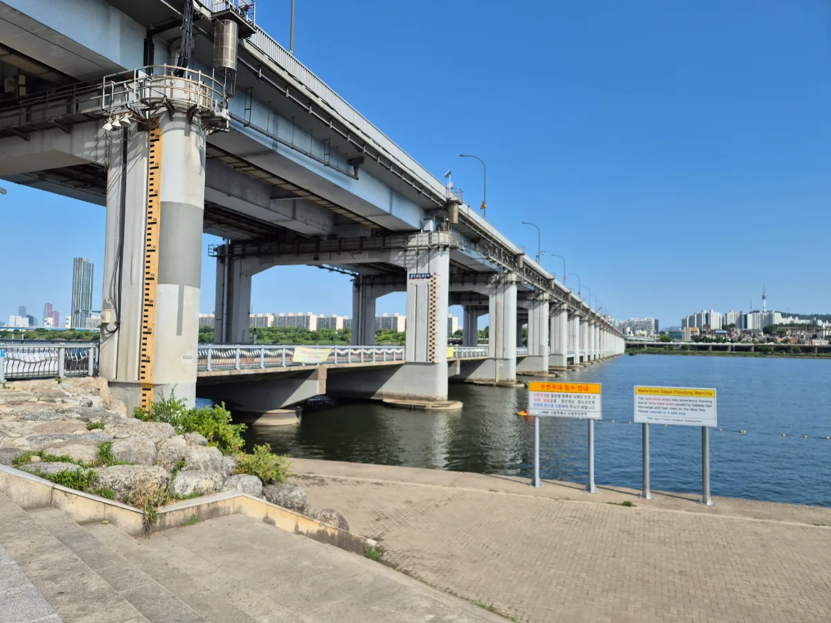 潜水橋 — 上下に重なる橋と川沿いの橋脚