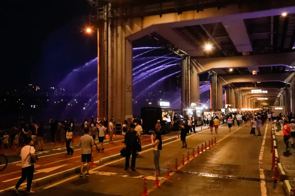 夜の潜水橋と盤浦大橋