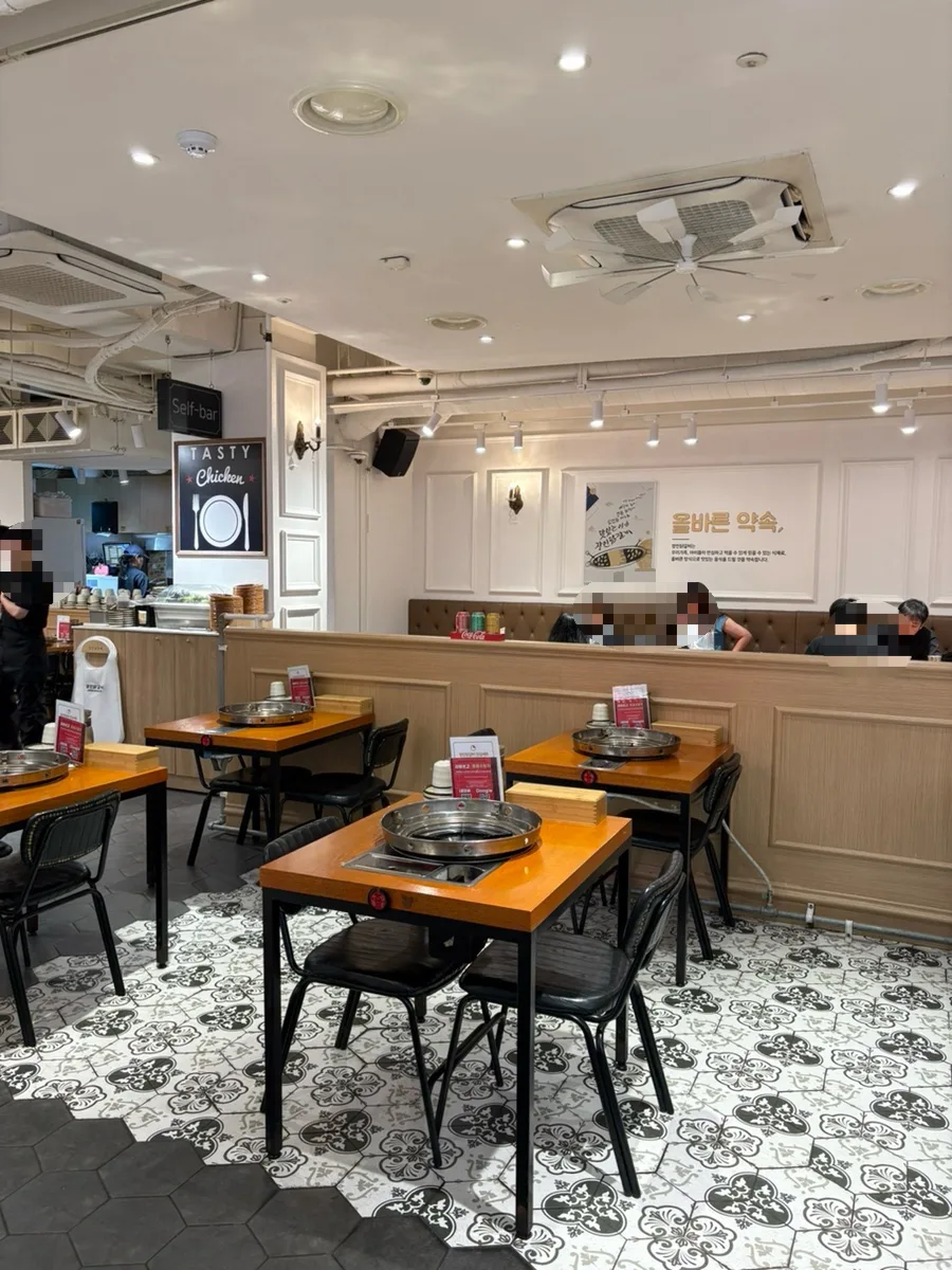 チャンインタッカルビ 江南店 — 鉄板を備えたテーブル席