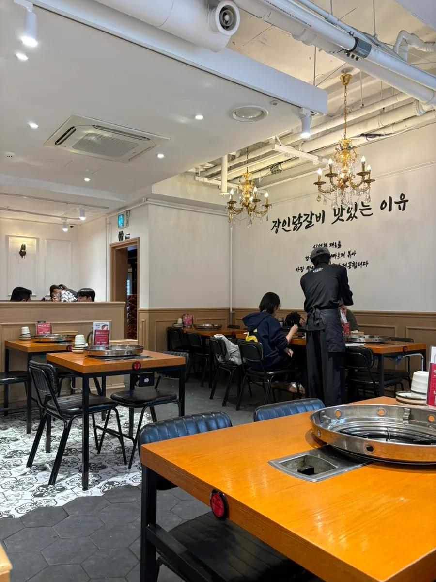 シャンデリアが下がる地下の店内