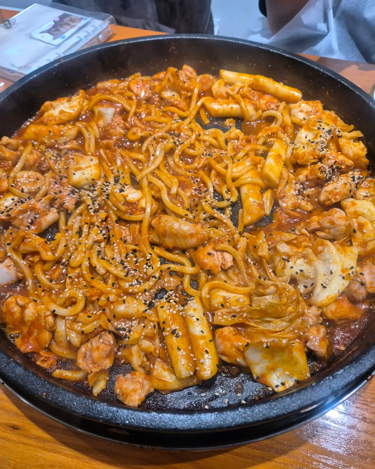 鶏肉と麺を炒めた鉄板