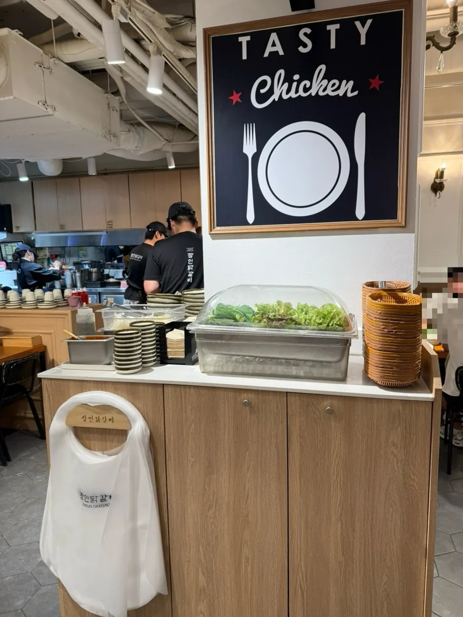 葉野菜や付け合わせが並ぶセルフコーナー