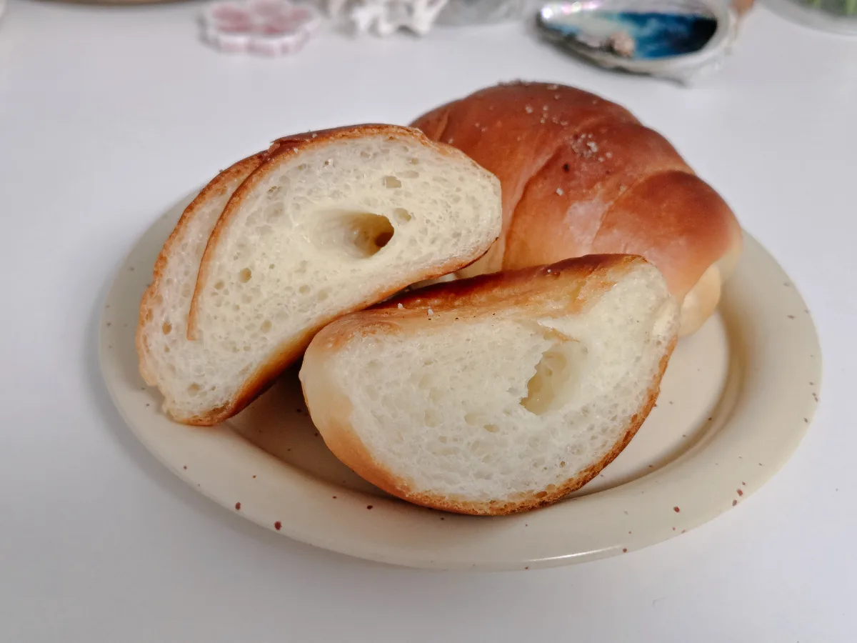 割ると中がしっとりした塩パン