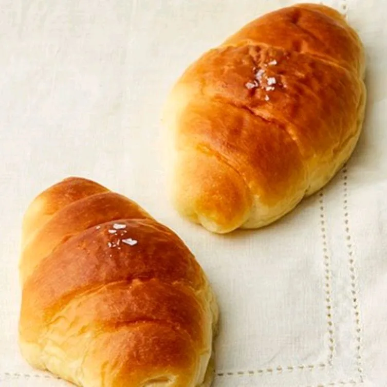 白布に並ぶ二つの塩粒付きパン