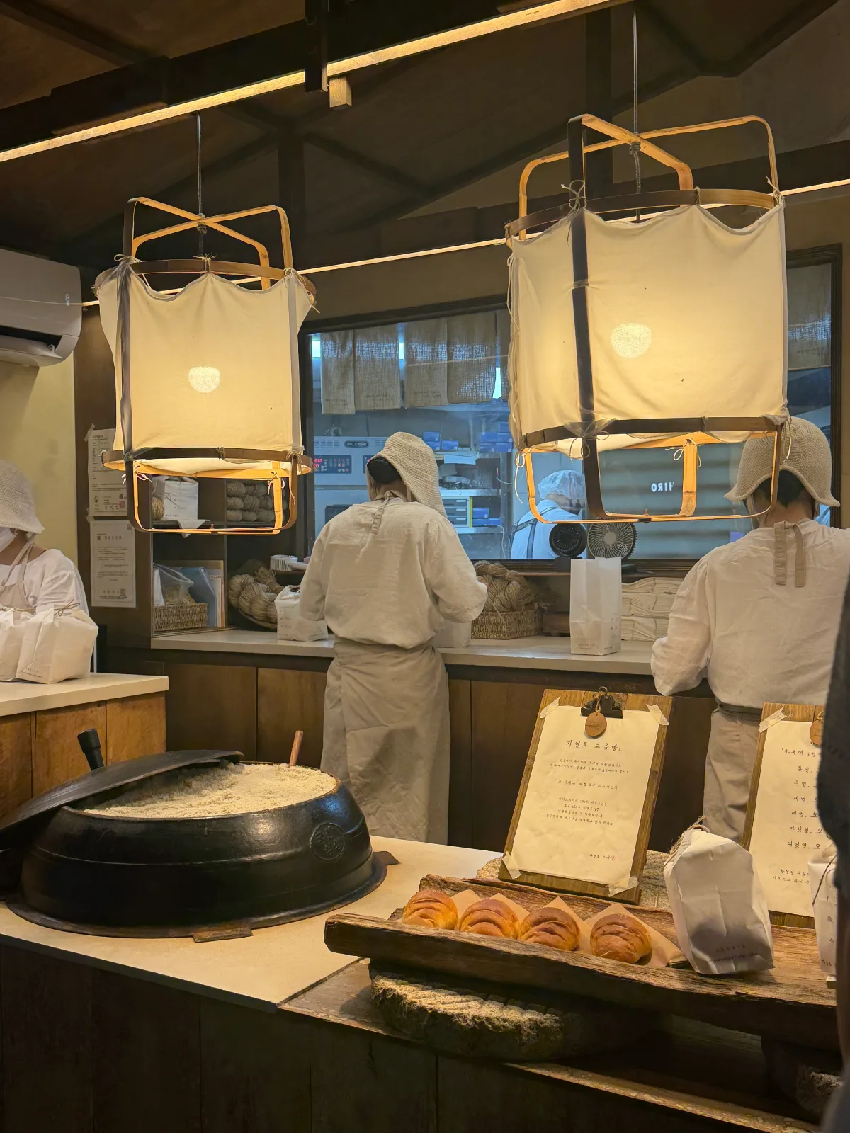 布張りランプと塩パン売場