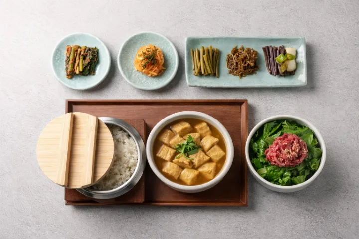 ランチ・済州韓牛ユッケビビム釜飯定食