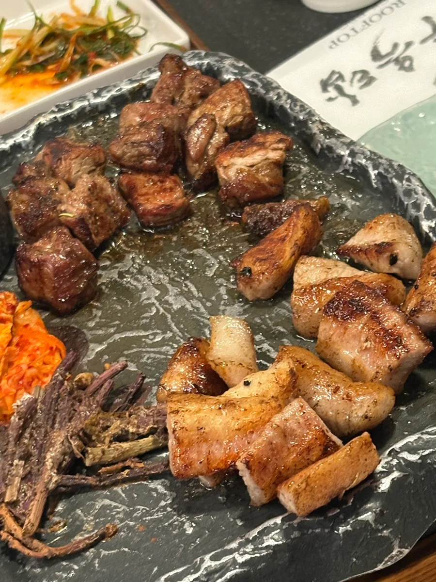済州屋塔 ブラックBBQ — 焼き色の付いた肉の盛り合わせ