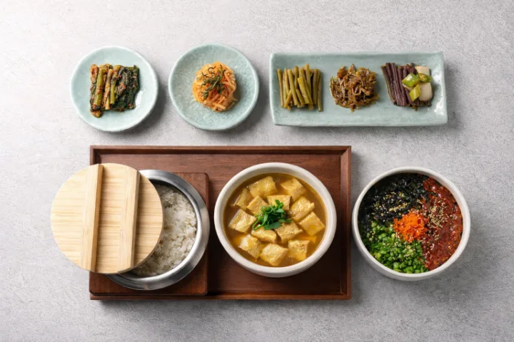 ランチ・味付けワタリガニむき身釜飯定食