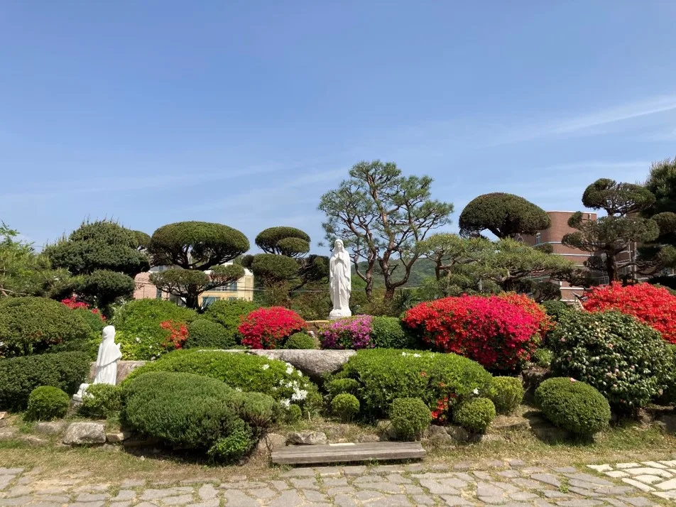 殿洞聖堂 — ツツジと聖母像の庭園