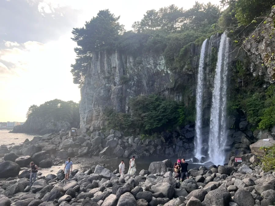 断崖から海辺へ落ちる滝