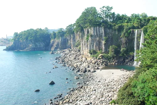 正房滝 — 海へ落ちる断崖の滝
