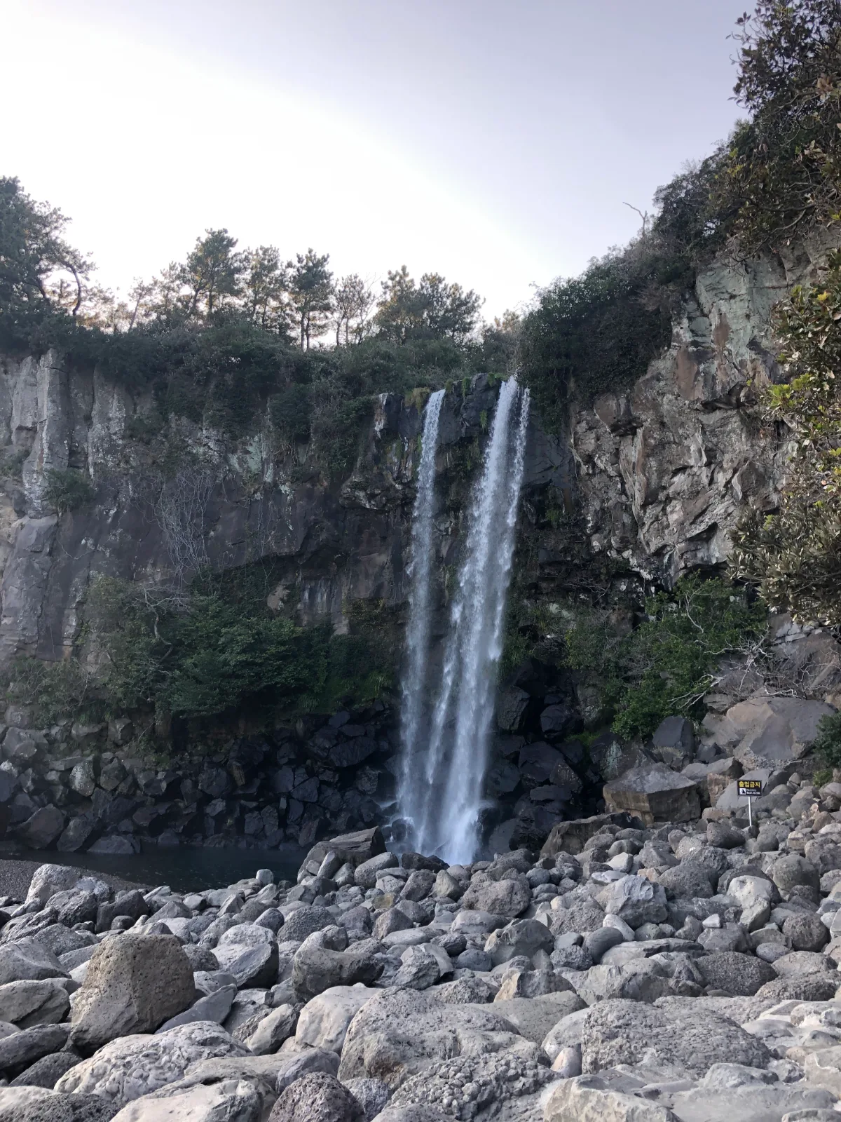 玄武岩の崖を落ちる滝