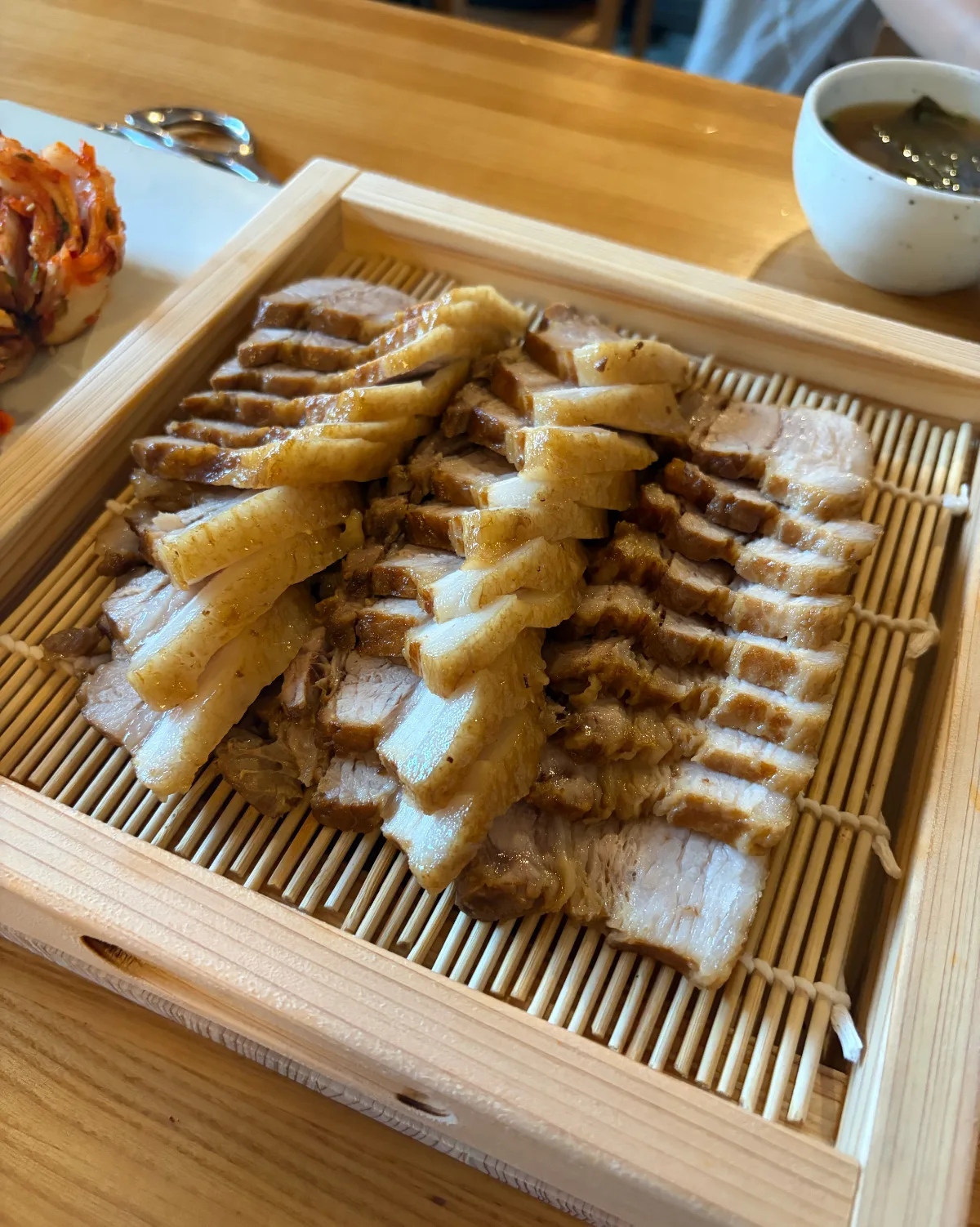 チョンダムンポッサム 北村店 — せいろに並んだ蒸し豚