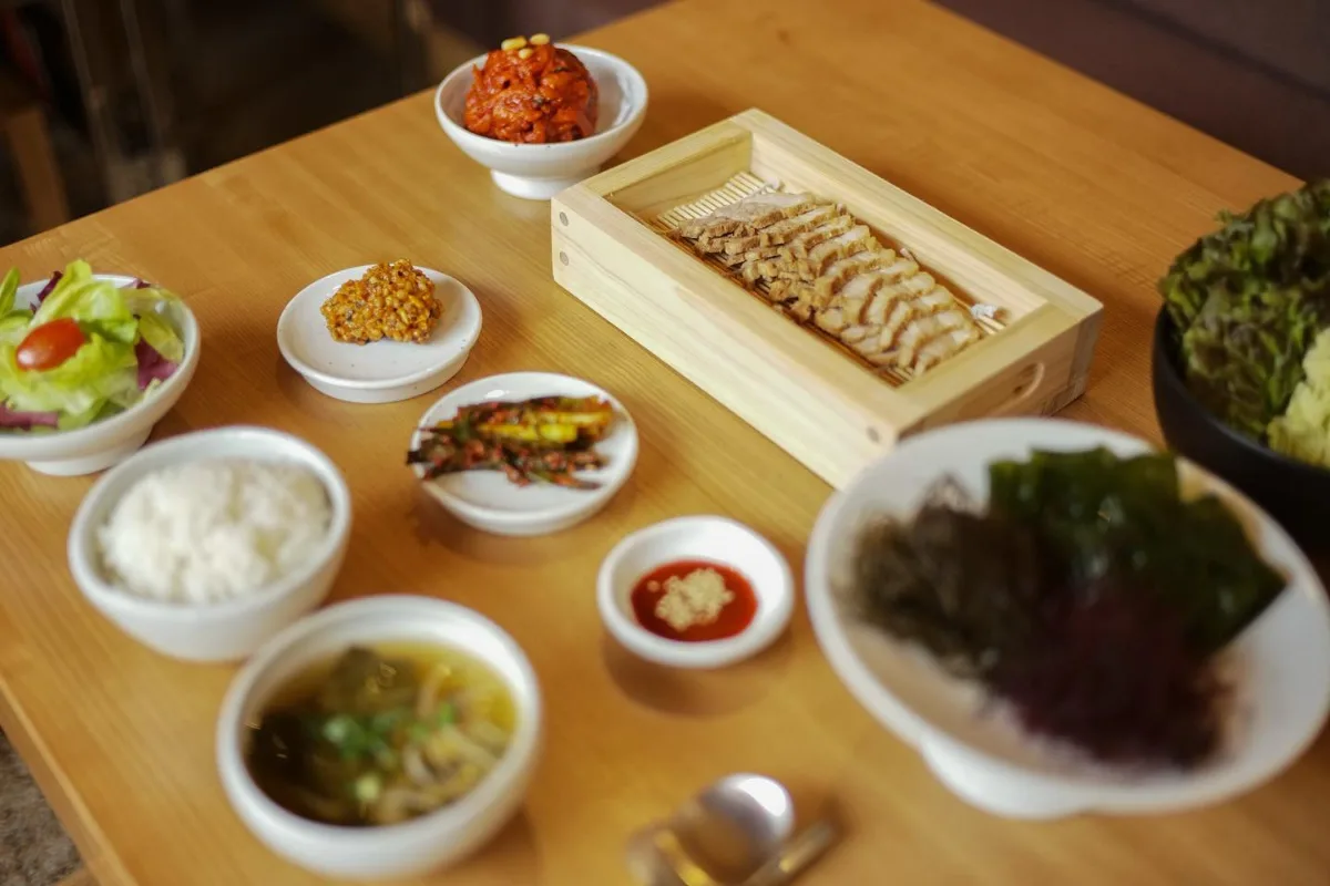 蒸し豚とご飯の定食膳