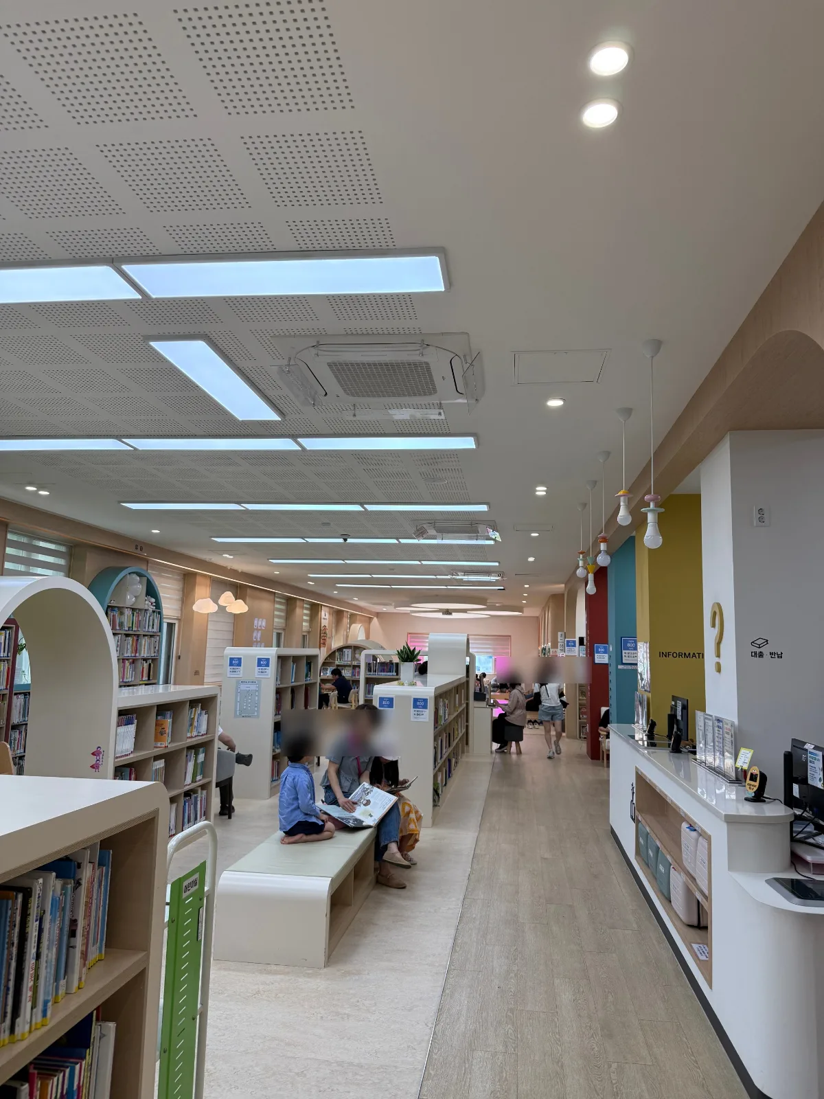 丸い書棚が並ぶ児童閲覧室