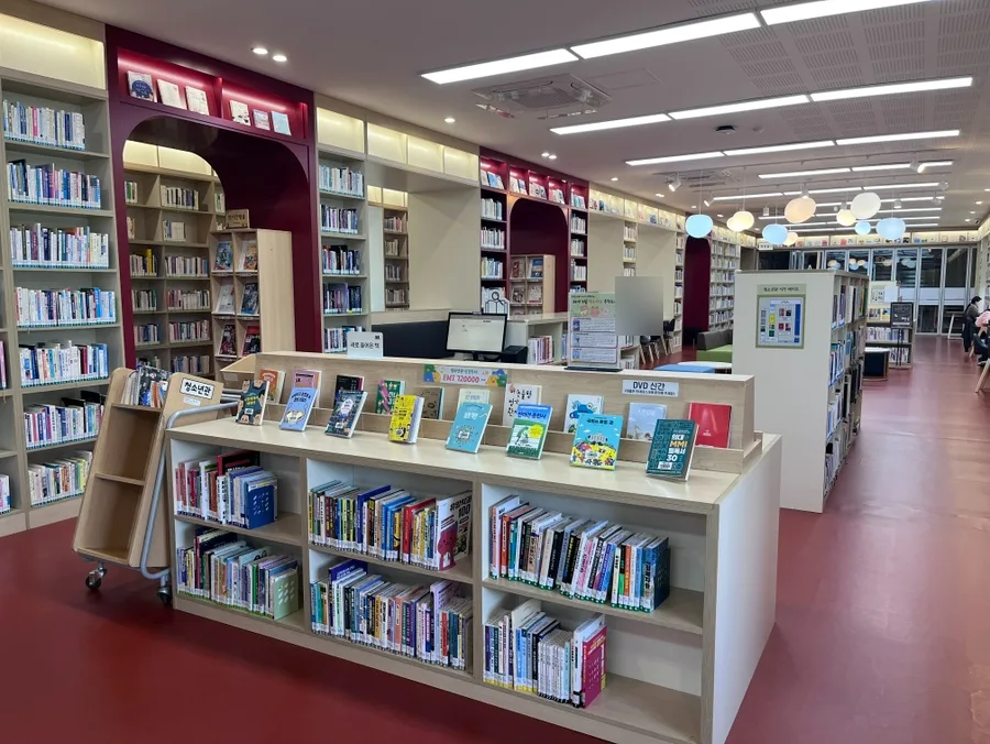 ソウル特別市教育庁 正読図書館 — 赤い床とアーチ型の書棚