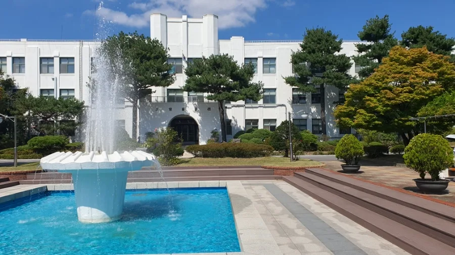 ソウル特別市教育庁 正読図書館 — 青空に映える図書館と噴水