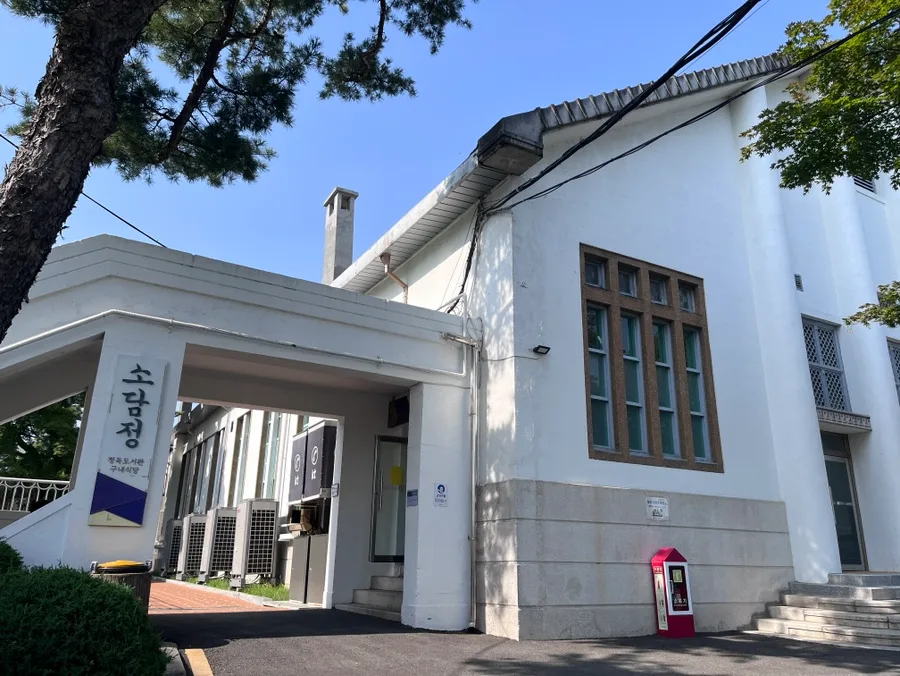 白壁と正読の縦看板