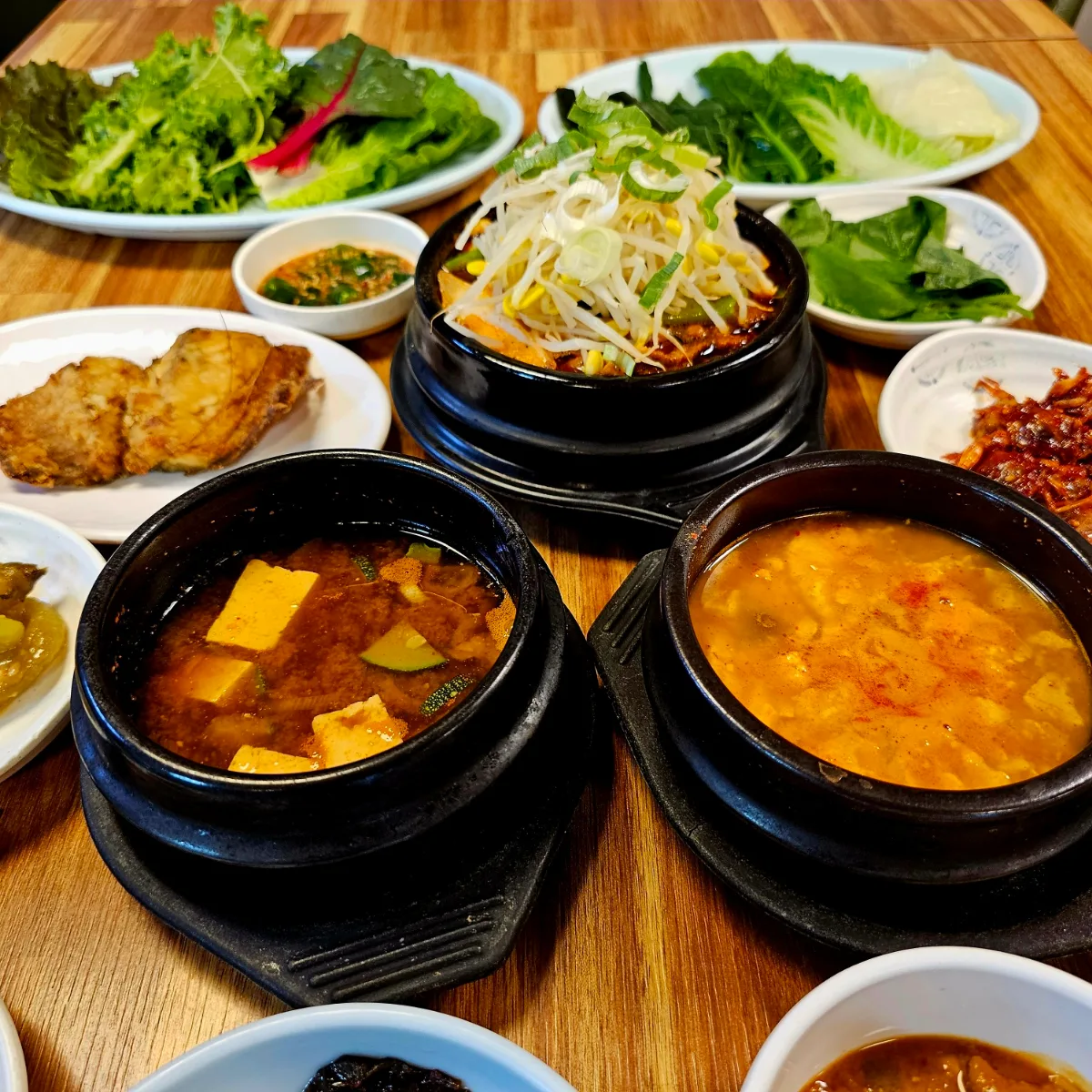 豚肉料理と2種の鍋、包み野菜