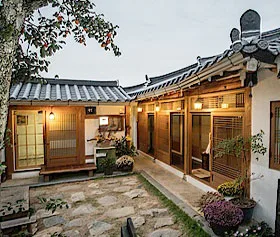 灯りがともる韓屋の中庭