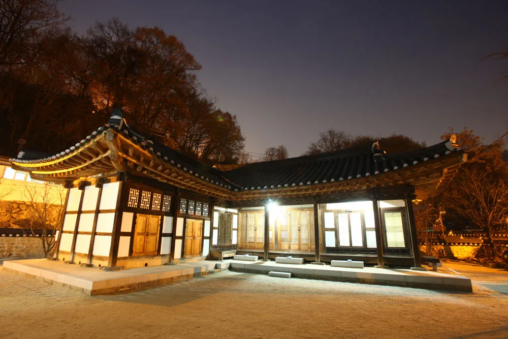 全州韓屋村 — 夜の照明に浮かぶ韓屋
