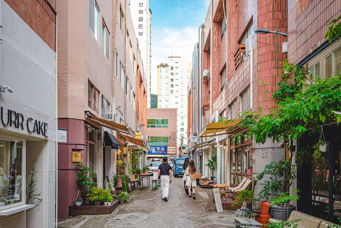 カフェが並ぶ細い路地