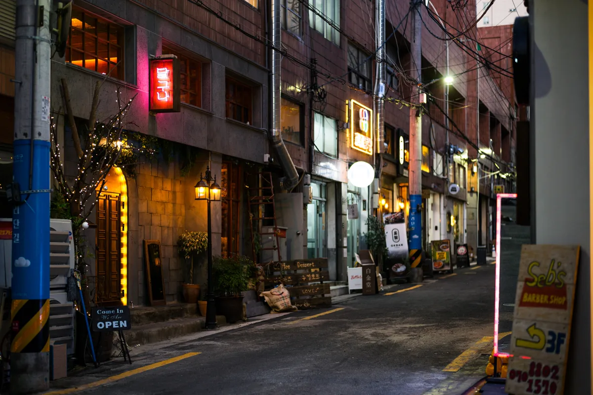 田浦カフェ通り — 灯りがともる夜の路地