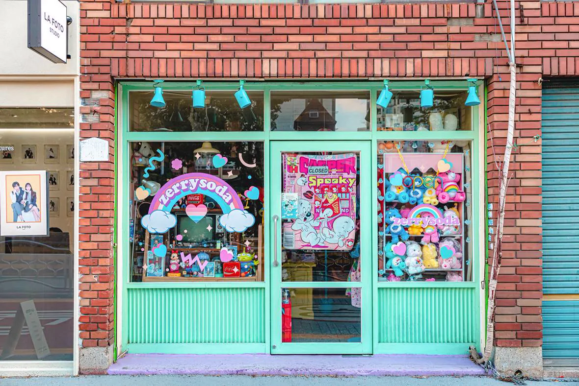 雑貨店のカラフルな店先