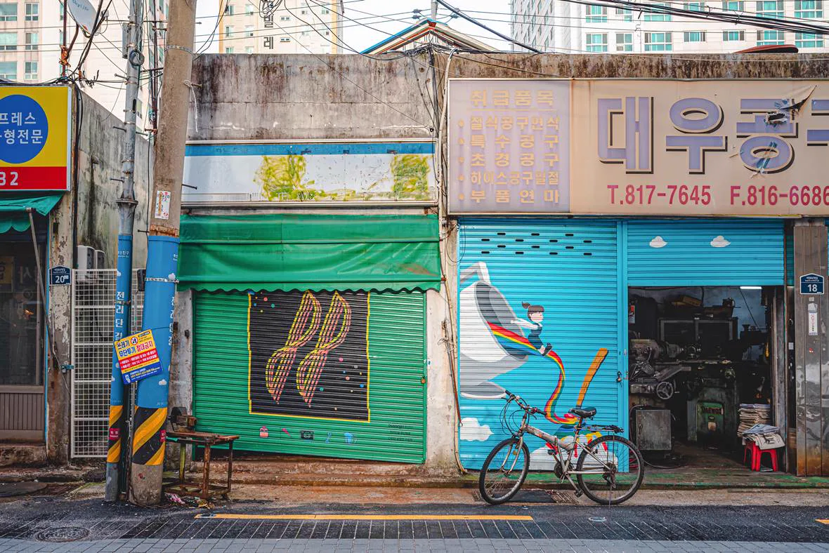 工具店のシャッターと壁画
