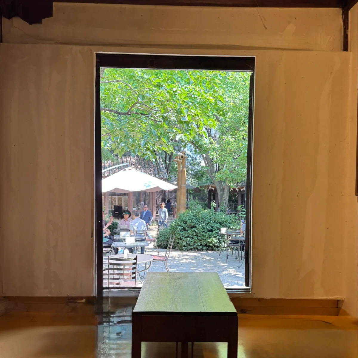 伝統茶院 — 室内の席から望む緑の庭