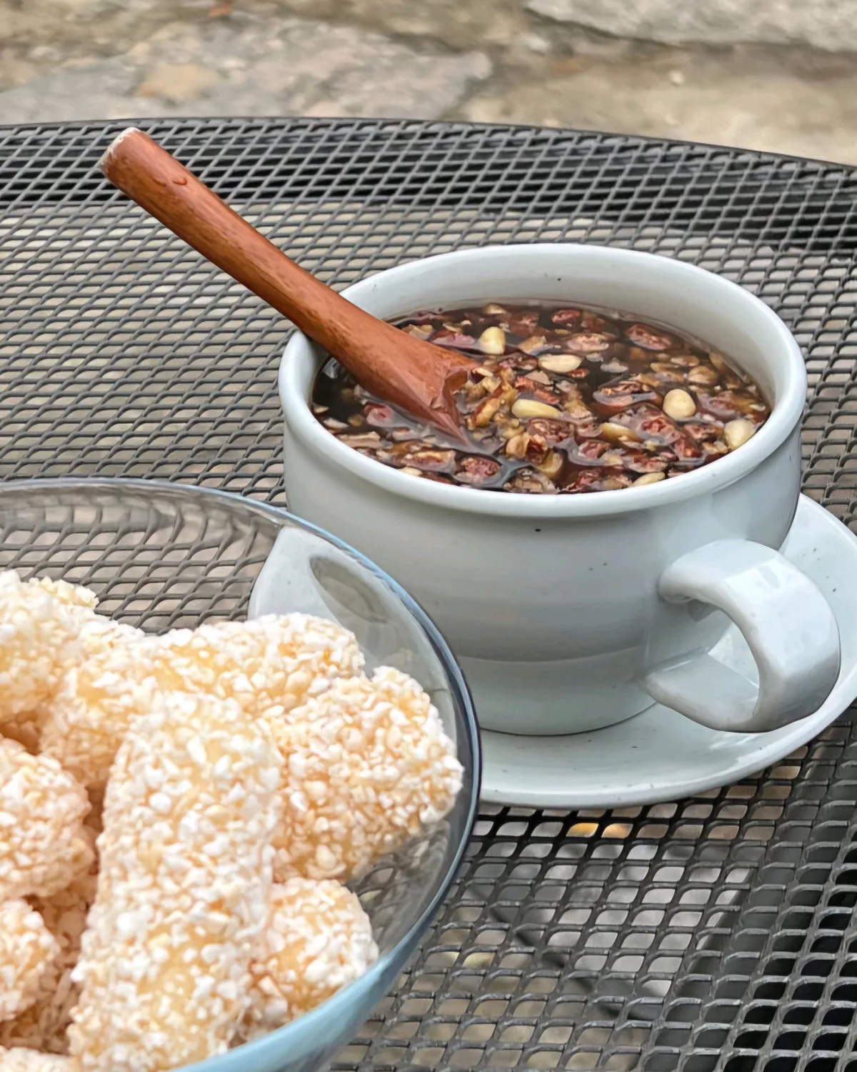 伝統茶院 — 木の匙を添えた具入りの茶