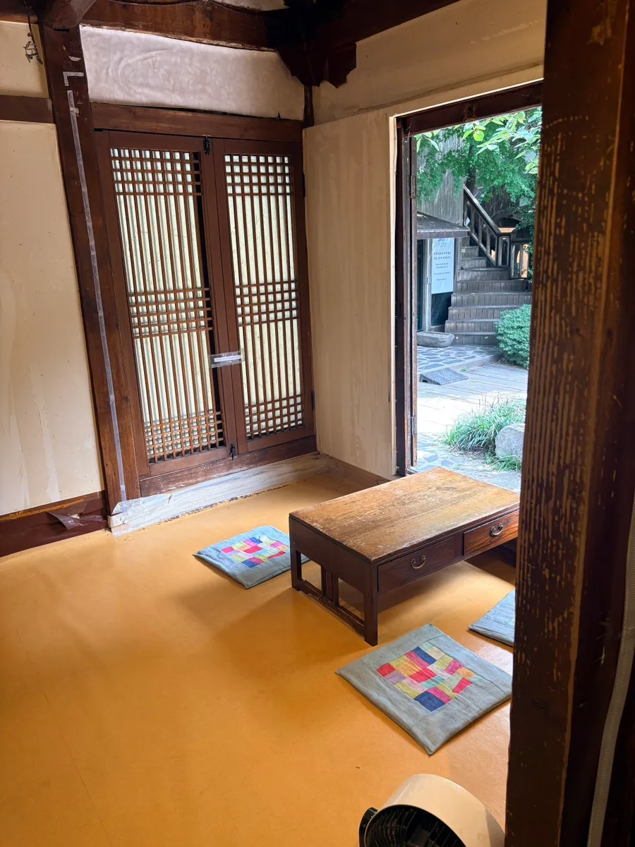 庭に面した座敷の低い卓