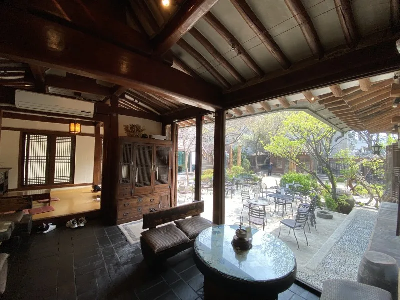 伝統茶院 — 木組みの室内から見える庭席