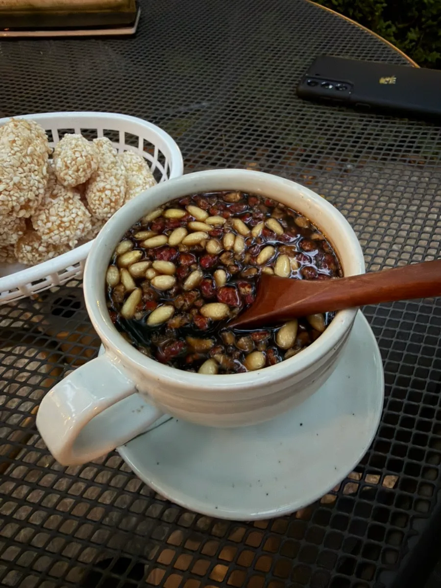 松の実が浮かぶ双和茶
