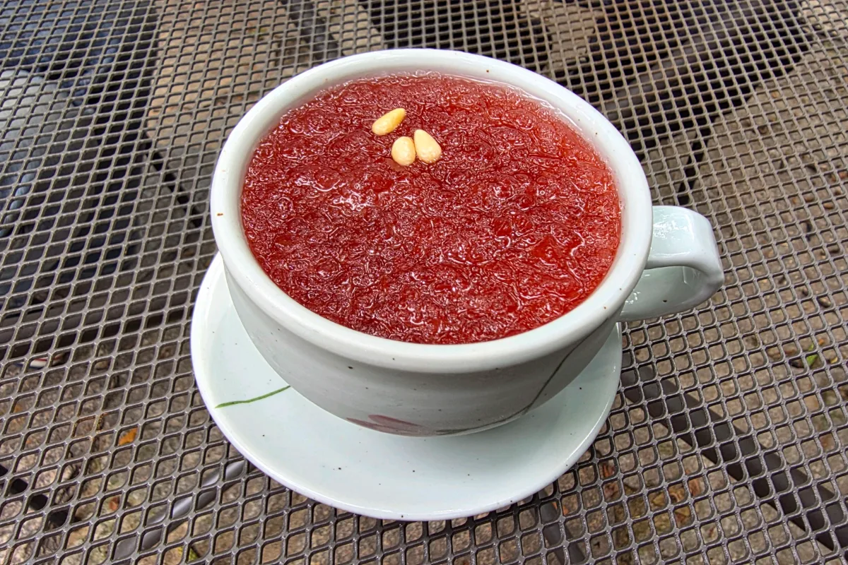 松の実を浮かべた赤いお茶