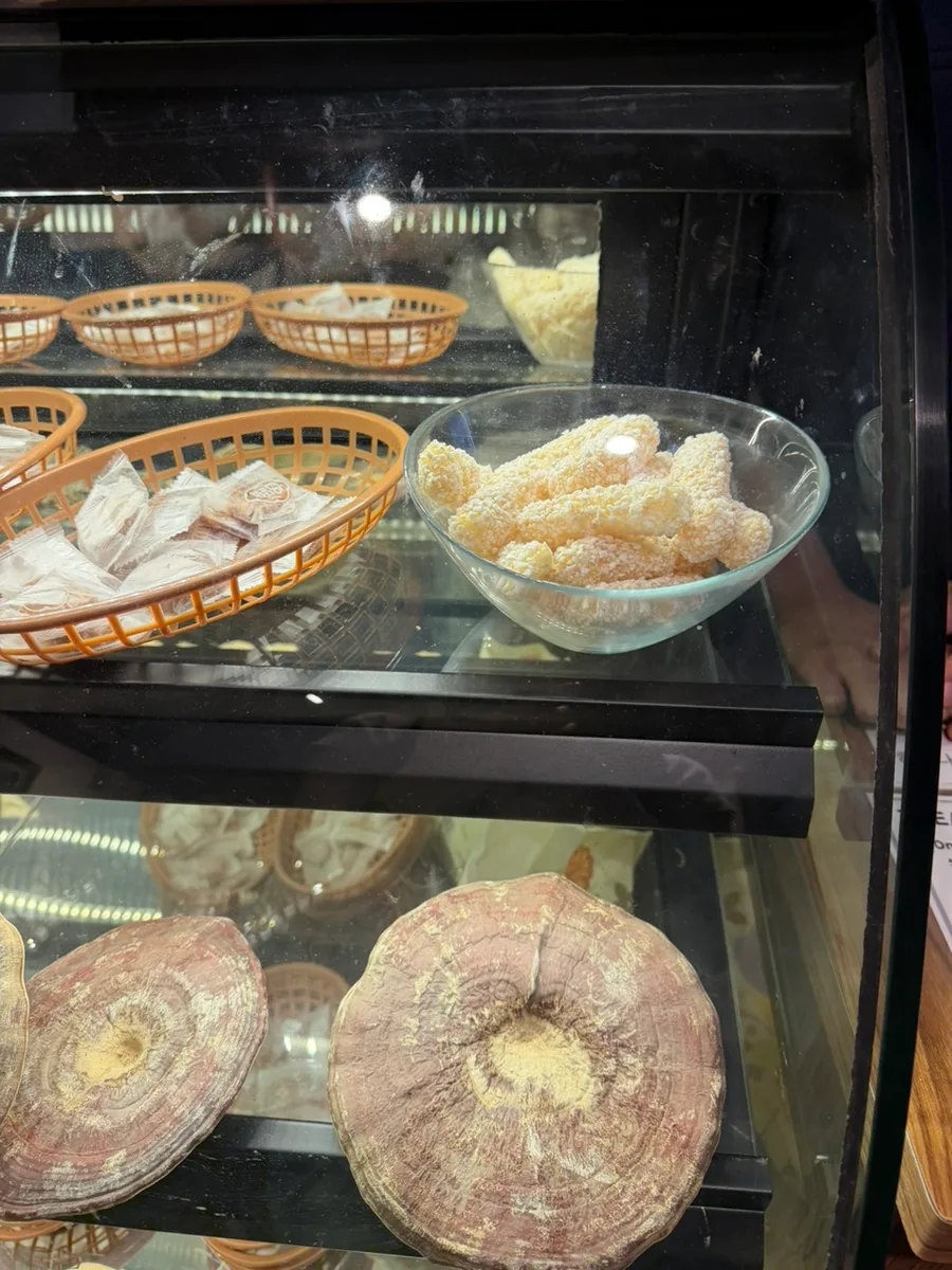 ユグァや薬菓が並ぶショーケース