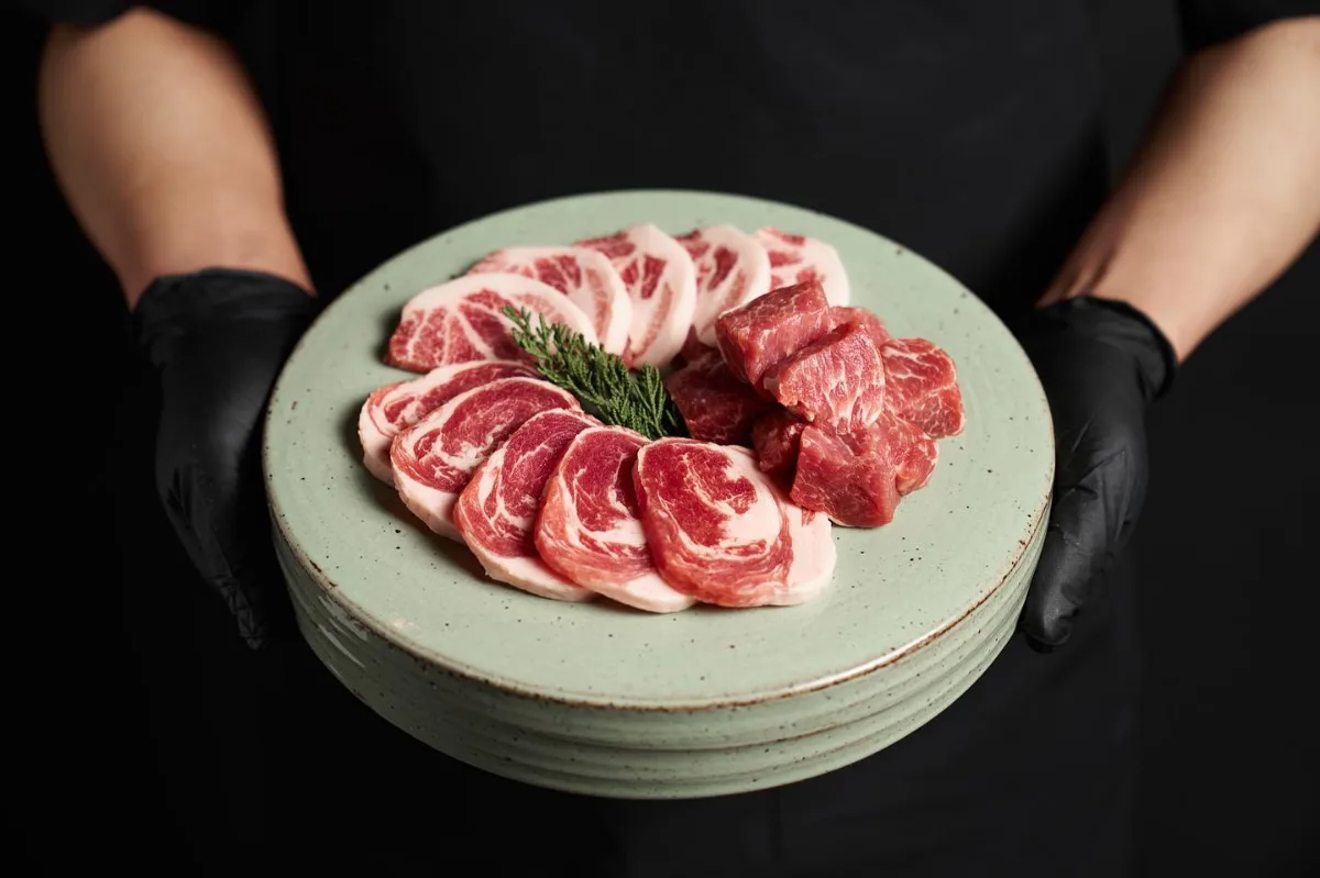 大皿に盛られた生の豚肉