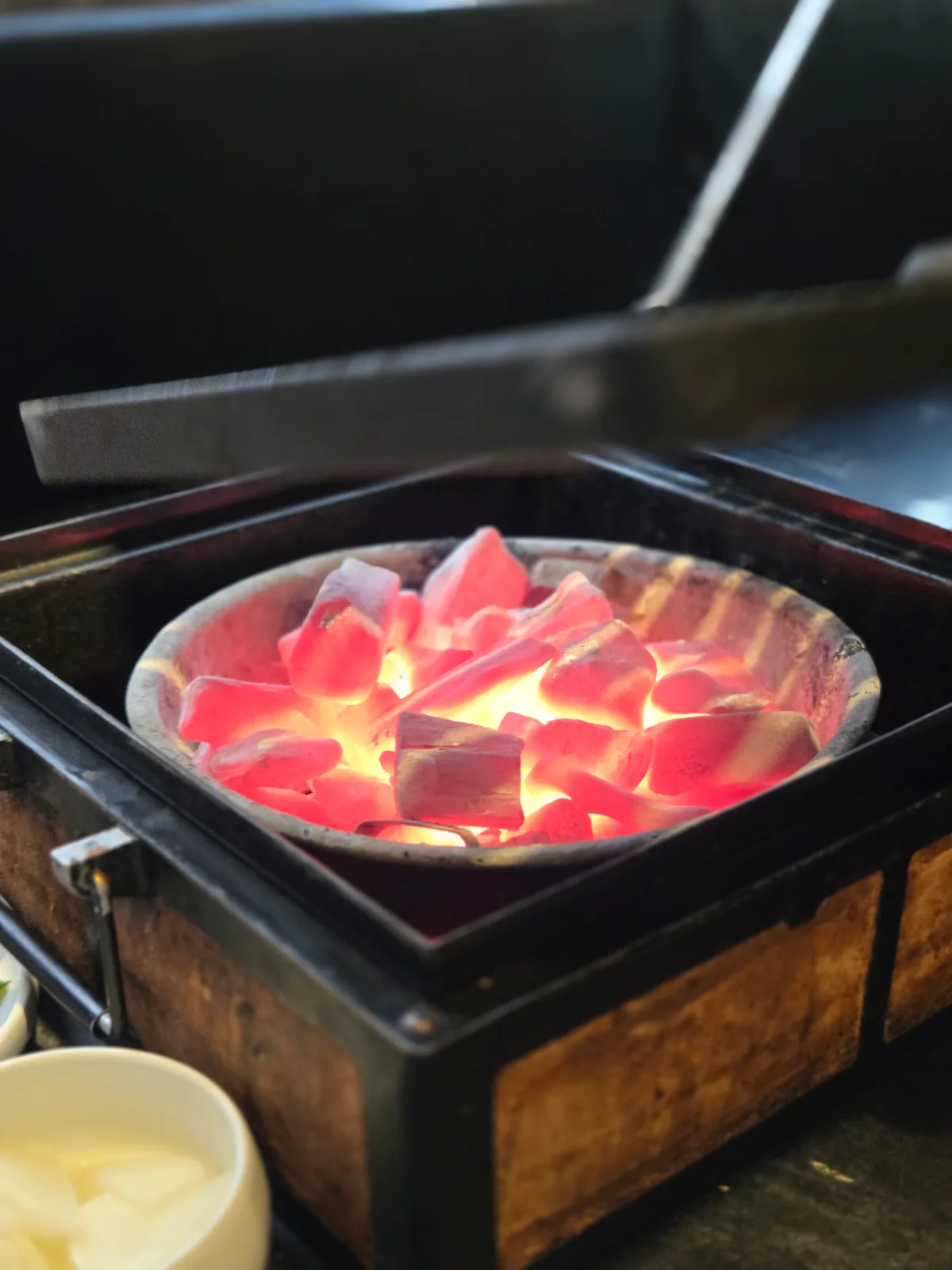 火鉢の中で赤くおこった炭
