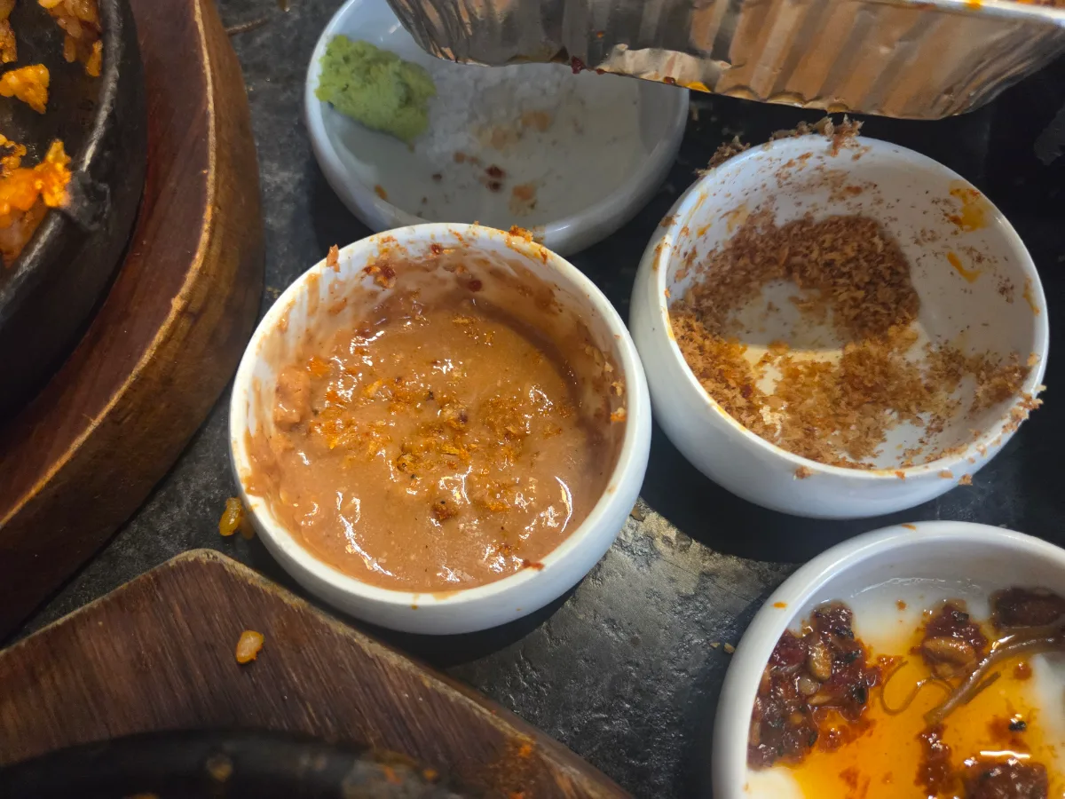 トンカツソースとパン粉の小皿